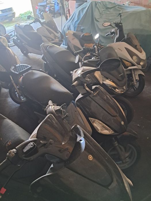 Várias motas para peças