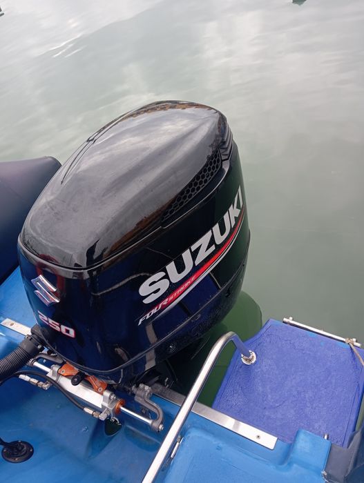 Barco semi-rígido Valiant 7,49m com motor Suzuki 250HP