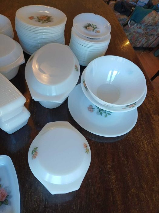 Serviço de Jantar e chá em loiça, Pyrex branco c desenho de rosas (80Peças)