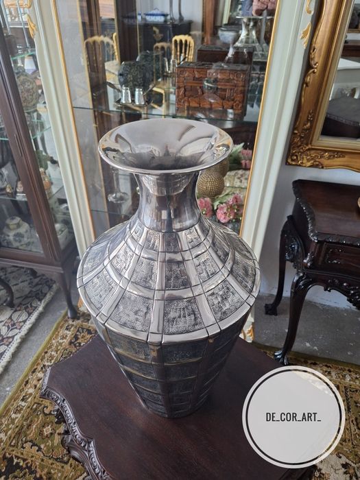 Vaso decorativo metálico. Oferecemos a entrega na zona do Porto.