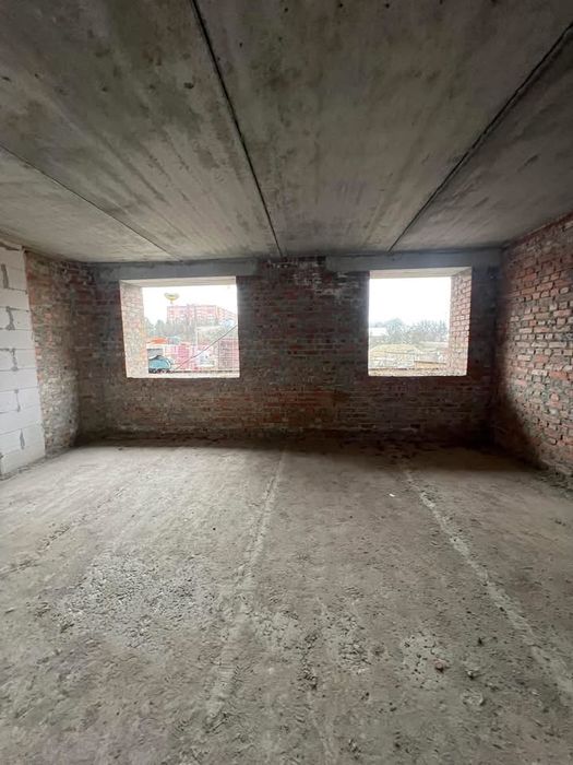 Продається квартира в цегляному будинку на Дружбі