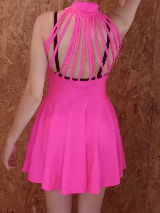 Różowa sukienka typu Barbie