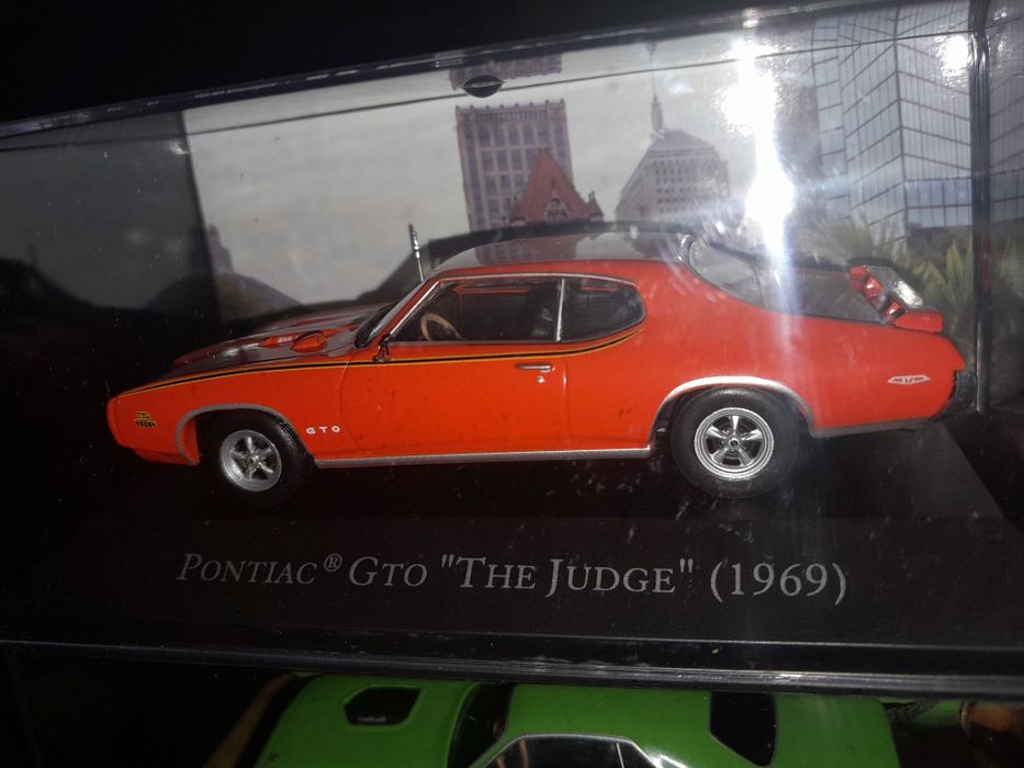 Carro metálico novo