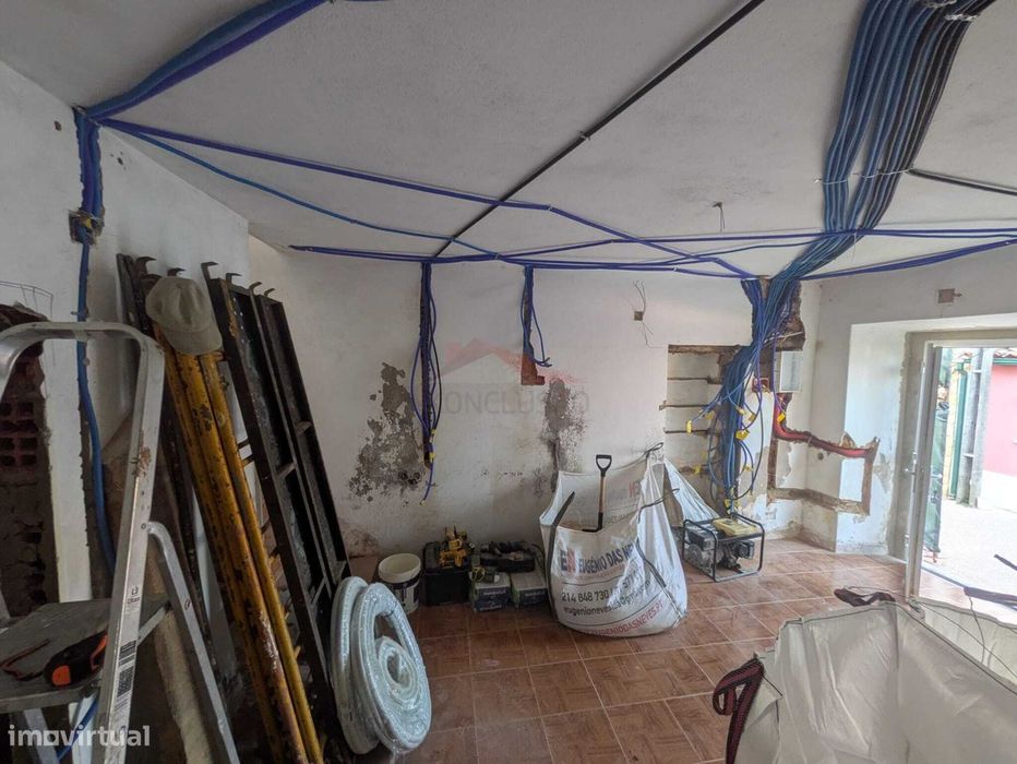 **Moradia T1 em remodelação total com terraço - Labrugeira, Concelh...
