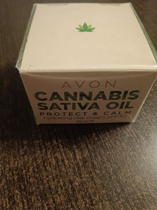 Kojący krem na dzień z olejem konopnym Avon folia