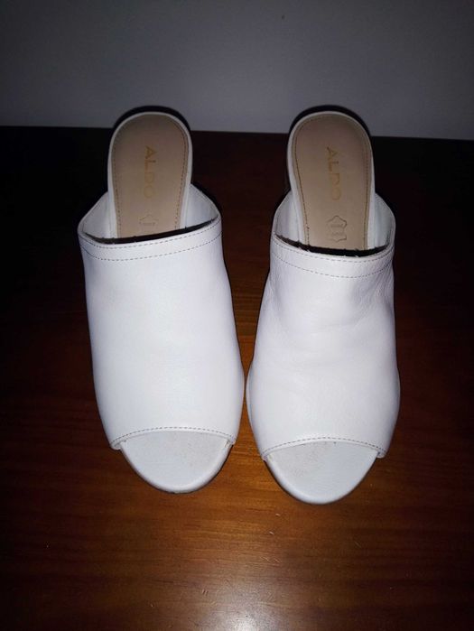 Socas brancas em pele da Aldo