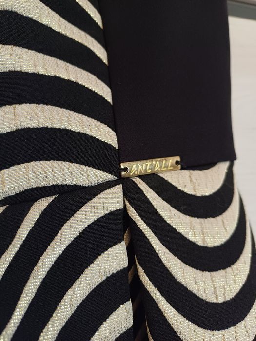 Elegancka sukienka ze złotą nitką i z kieszonkami rozmiar XS