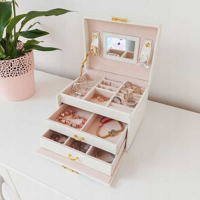 Praktyczna szkatułka na biżuterię beżowa z złotymi elementami