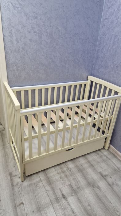 Дитяче ліжечко та матрас