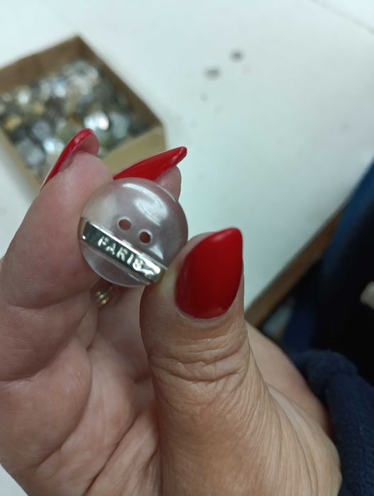 Botões transparentes com logotipo de Paris