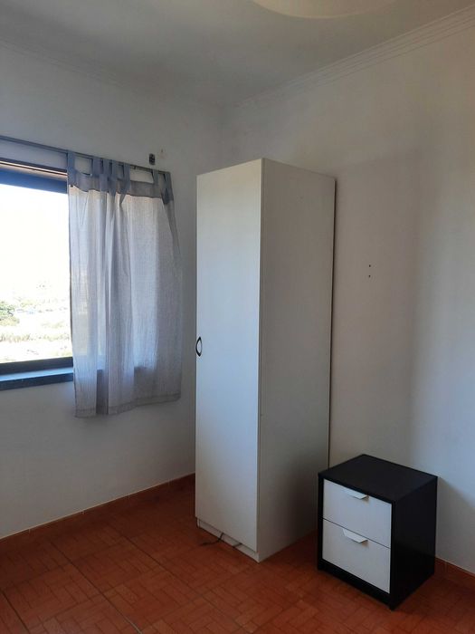 Seixal. Quarto para 1 pessoa. Em moradia.