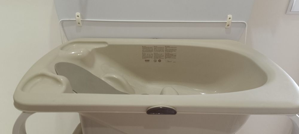 Muda fraldas com banheira incorporada