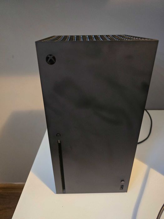 Konsola Xbox Series X plus dwa pady stacja ładująca i duzo gier