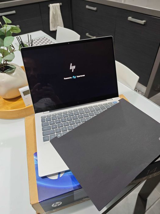 Omnibook X 14 Snapdragon X Plus, ecrã 2.2K, 16 GB de RAM, 1 TB SSD Garantia até 01/10/2029
