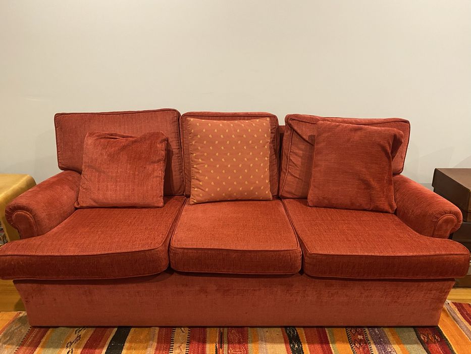 Conjunto: sofá + 2 poltronas + pousa pés.