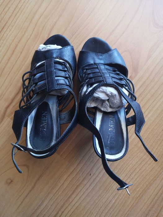 Sandálias pretas, de pele, 35