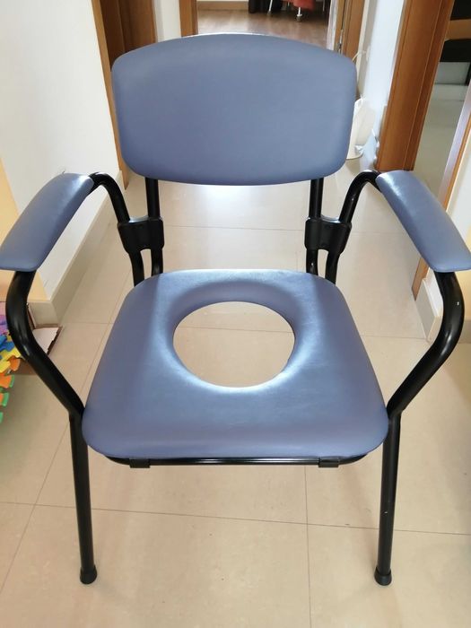 Cadeira de Banho acolchoada com Sanita Portátil