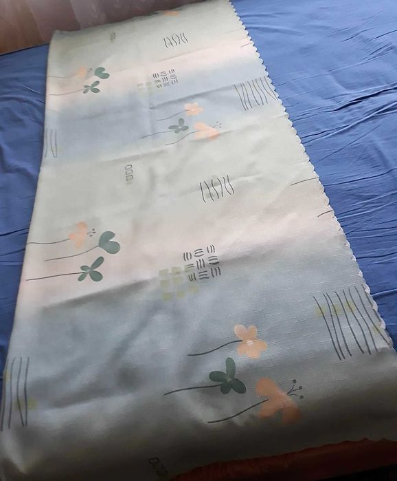 Obrus w kwiaty, pastelowy błękit 128 x 153 cm