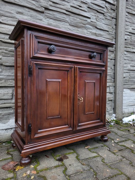 Zgrabna włoska komoda.