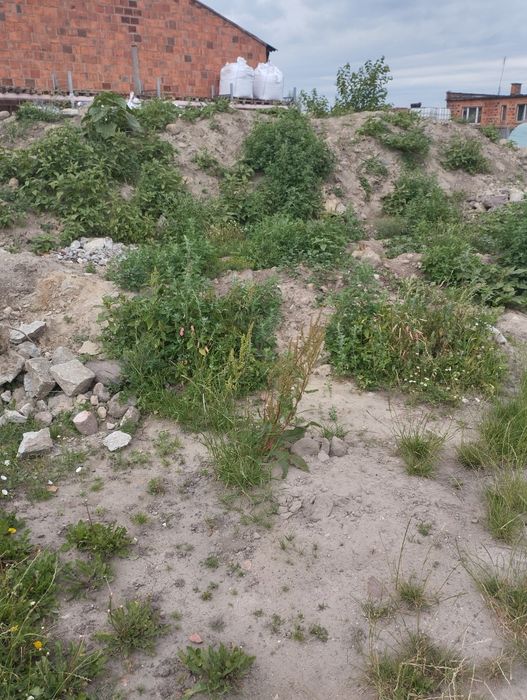 Ziemia z wykopu gruz kamienie