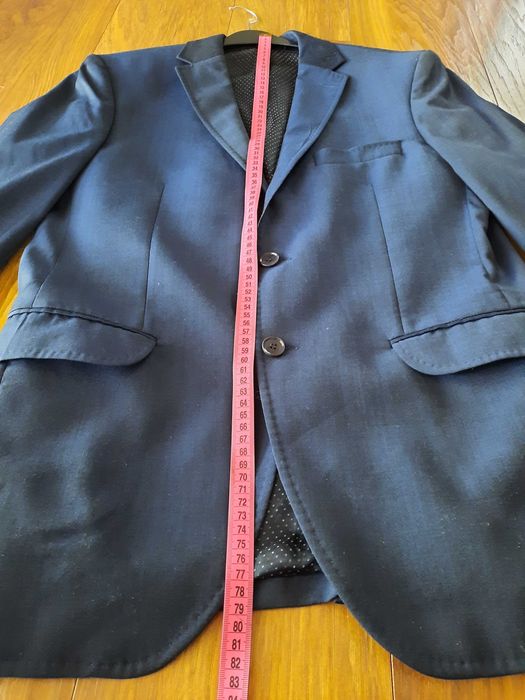 Granatowy garnitur męski marki vistula.