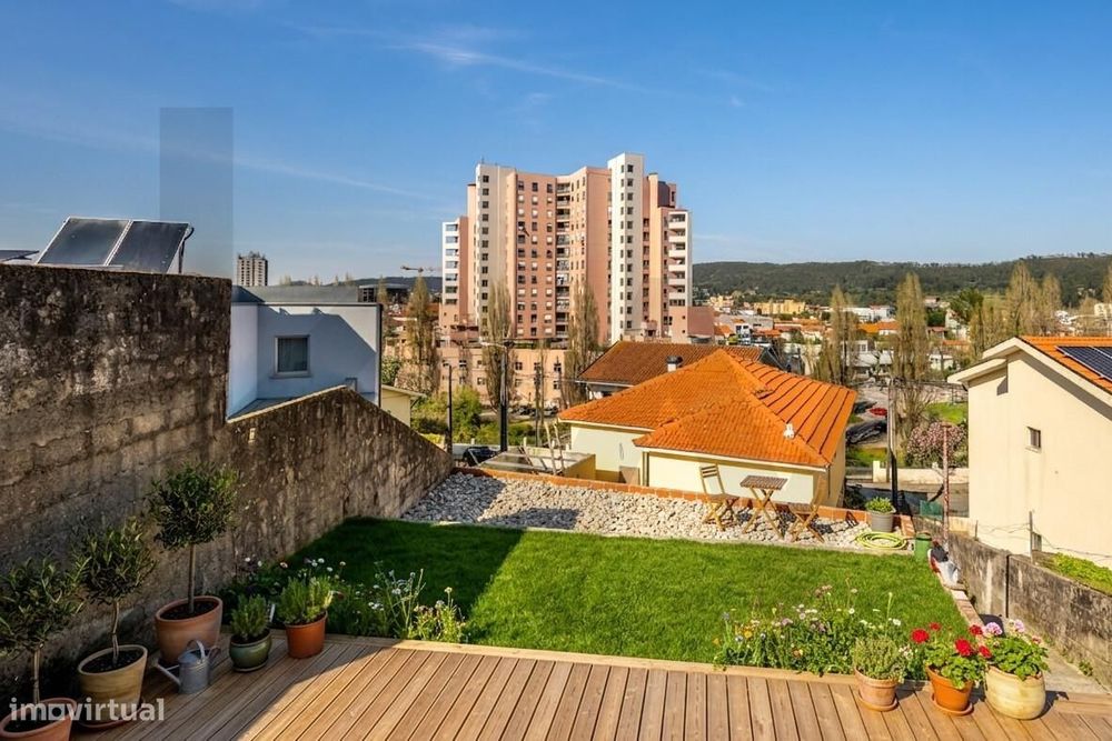 Andar Moradia T2 em renovação no centro de Valongo — Terraço enorme