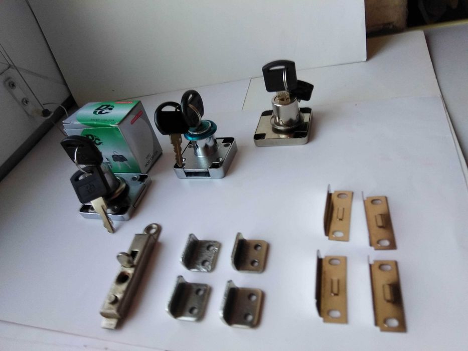 Замочки мебельные  , скобы для защелок. Комплект