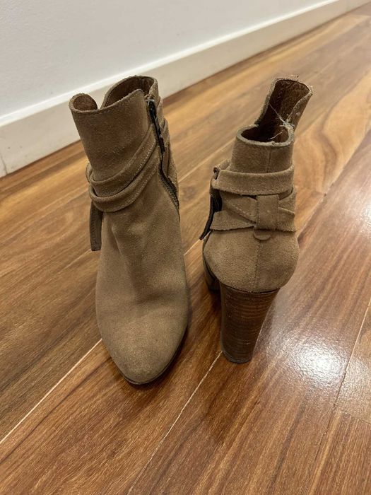 Botins de pele com laço e fecho lateral
