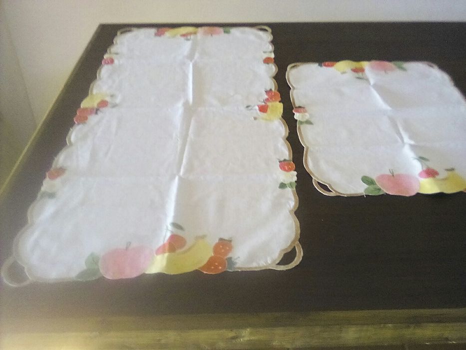 Toalha de chá em linho e dois panos novos em arte aplicada.