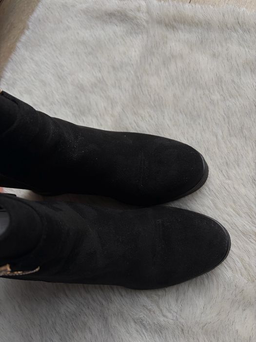 Czarne botki na koturnie jak nowe - gwarancja