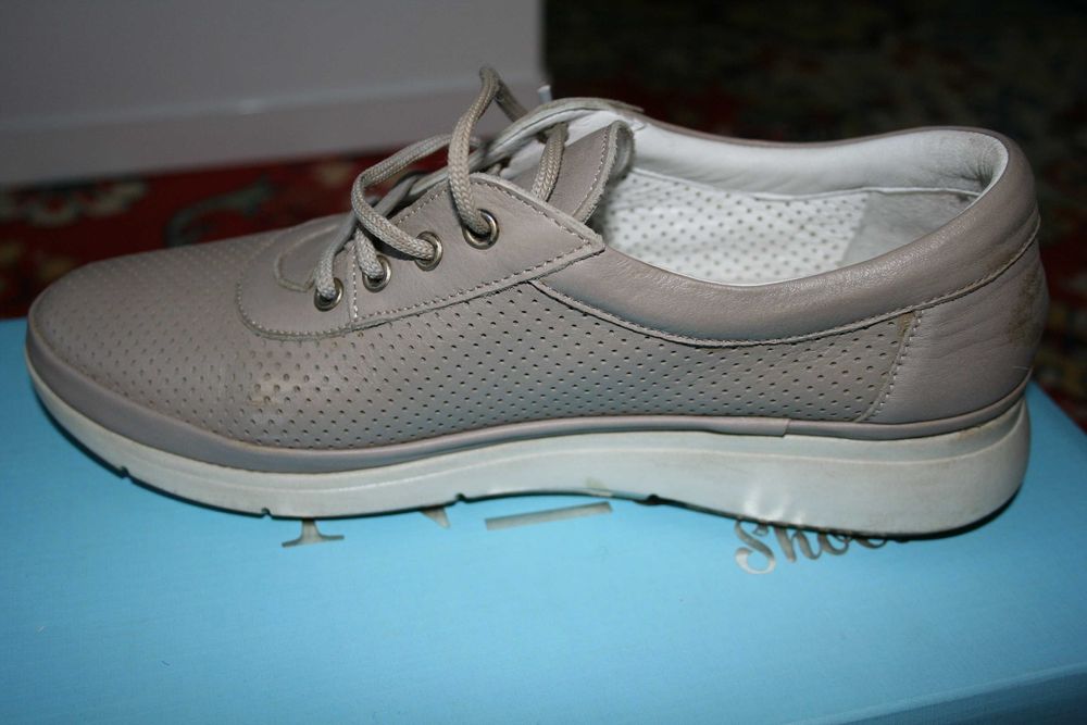 Кроссовки бежевые 38 размер