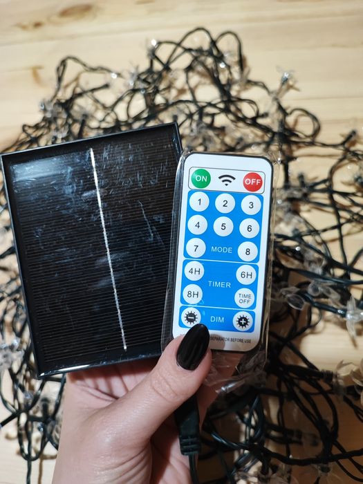 Вулична гірлянда на сонячній батареї.