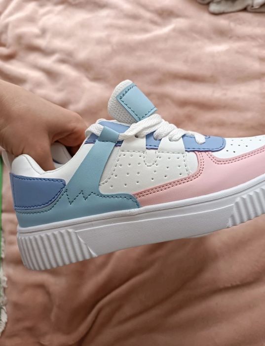 Nowe białe sneakersy z kolorowymi elementami, rozmiar 34.
