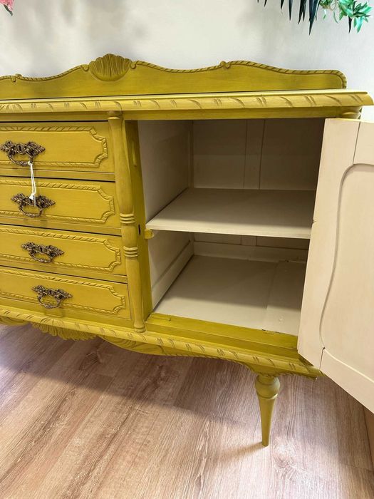 Aparador restaurado em amarelo torrado. Ótimo estado.