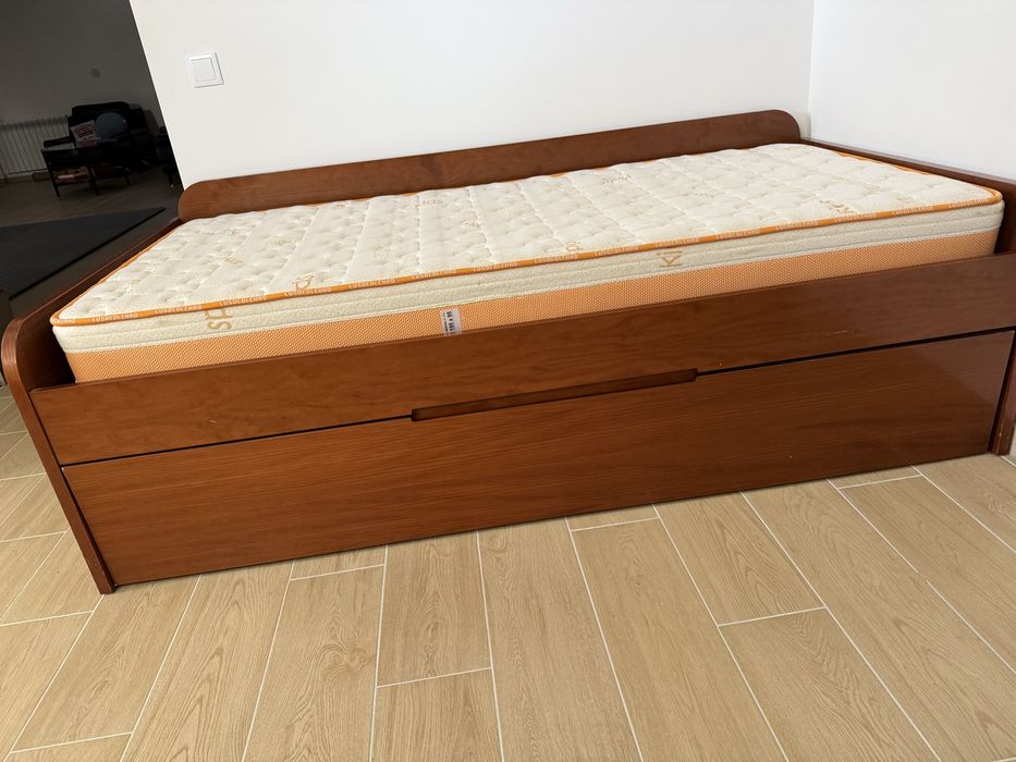 Cama de madeira com colchao  2 em 1