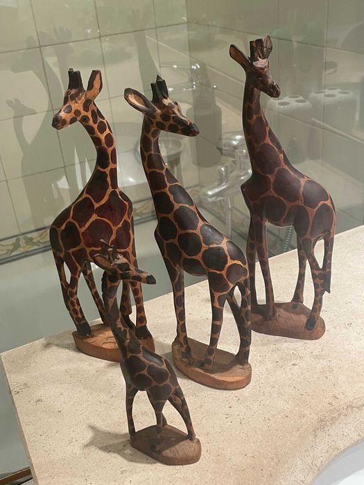 Conjunto de 4 girafas vintage esculpidas em madeira, artesanato africano