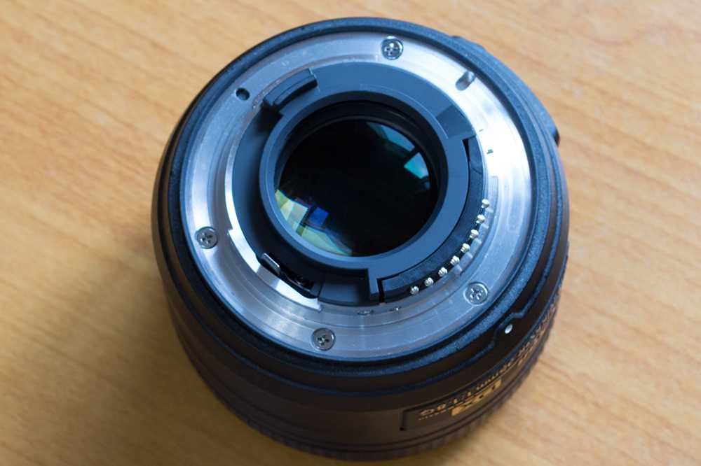 Об’єктив Nikon 35mm f/1.8G AF-S DX Nikkor Объектив