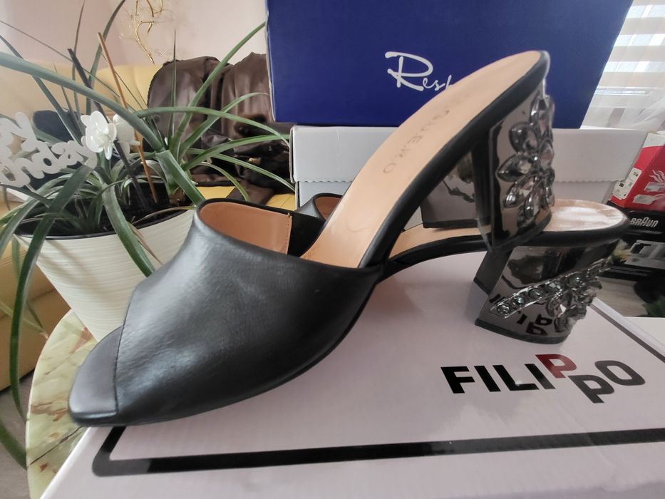 Літні шльопанці з натуральної шкіри з інкрустованим каблучком