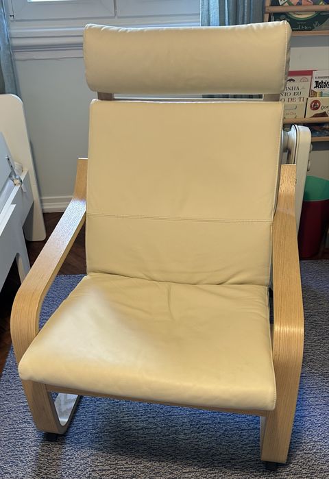 Cadeirão IKEA Poang pele creme