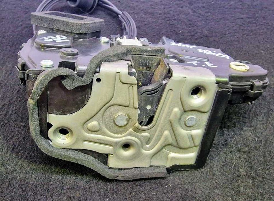 Fechadura / Fecho Porta Trás Esquerdo VW POLO VI (AW1, BZ1, AE1)