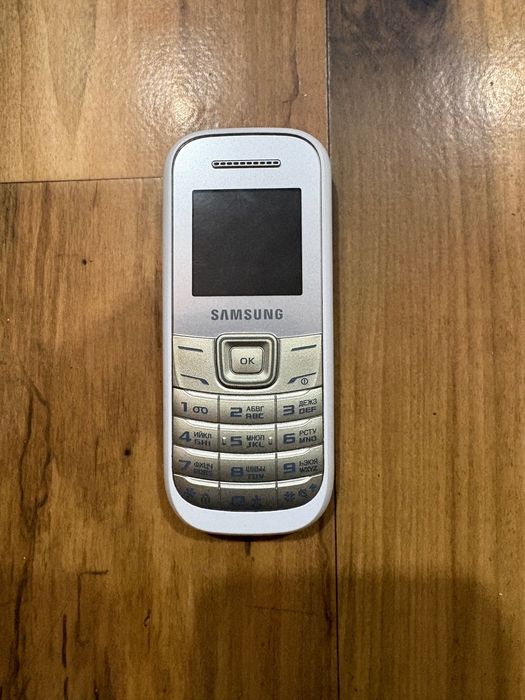 Телефон Samsung кнопочний