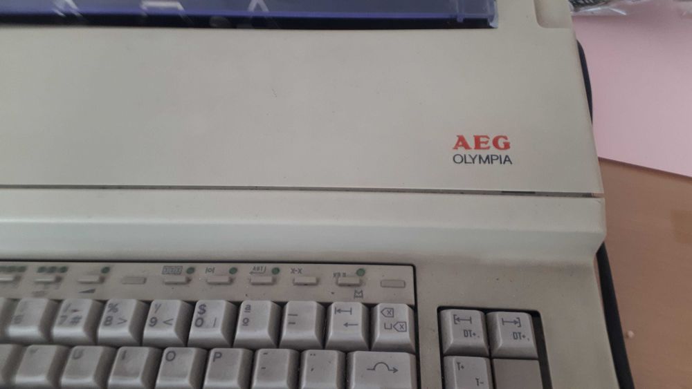 Maquina de escrever AEG olympia
