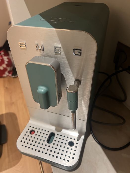 -50% SMEG Máquina de café automática com cappuccinador