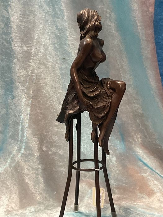Escultura mulher em cadeira bronze 29 cm
