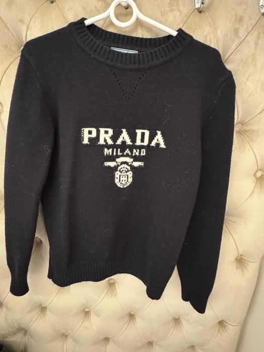 Кофта Prada.