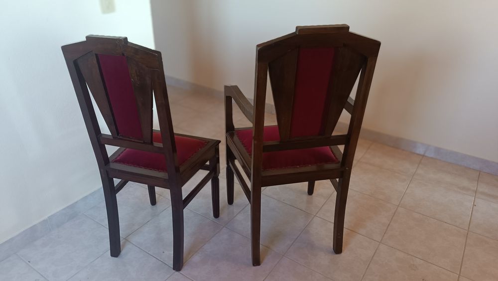 Conjunto de cadeiras e madeira antiga, com estofos em veludo