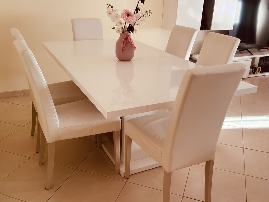 Mesa de Jantar Extensível + 6 Cadeiras em Pele Sintética Branca
