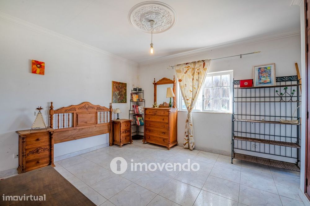 Moradia T4, com áreas amplas e jardim, em Faro