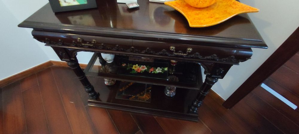 Móvel com duas gavetas e prateleira em vidro