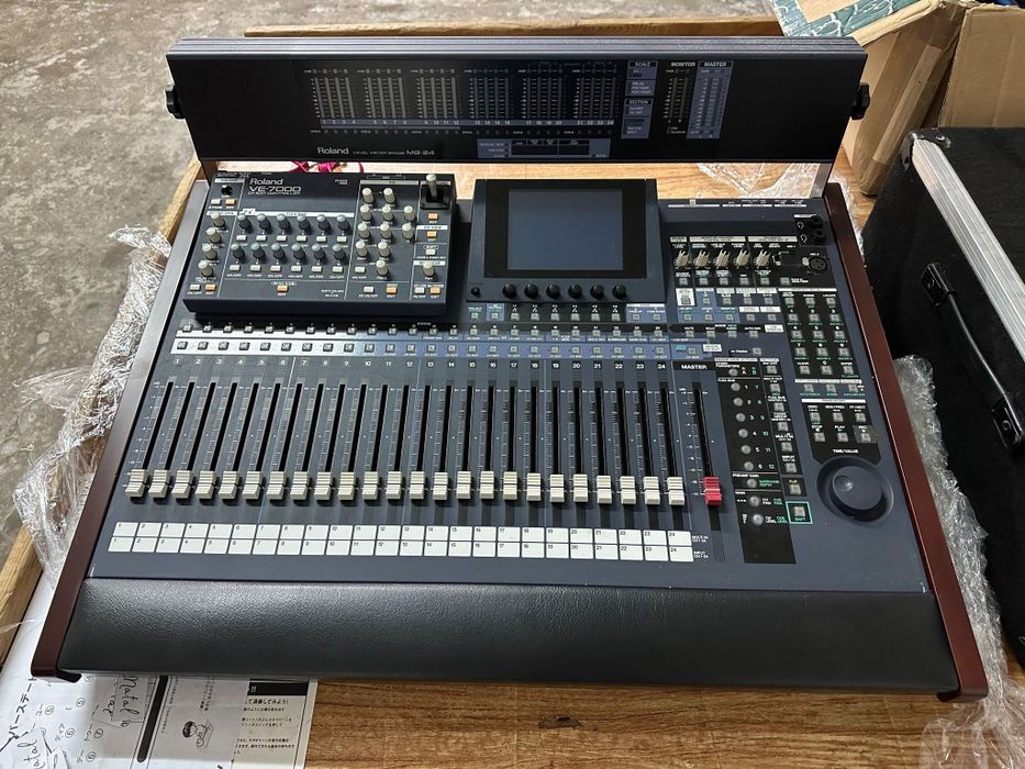 Mesa Digital Roland VM-C7200 + MS-24 | Flight Case Incluído